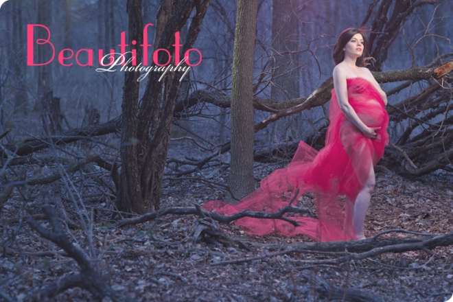 Materniy photo shoot in the forest