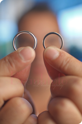 The wedding rings. Photo by Beautifoto