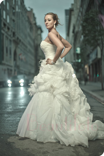 Bride posing in the streets of old Montreal. Photographer: Beautifoto