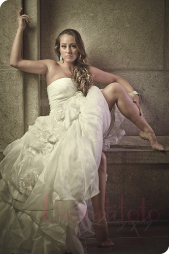 Bride posing inside the Montreal world trade center (centre de commerce mondial de Montréal). Photographer: Beautifoto