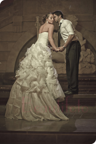 Bride and groom inside the Montreal world trade center (centre de commerce mondial de Montréal). Photographer: Beautifoto